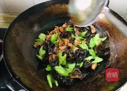 Illustration of how to make fried fungus, celery and fried pork 12