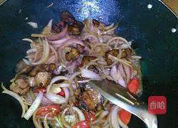 Illustration of how to make fried onions and meat slices 4
