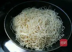 Illustration of how to make Shanxi raw fried noodles 7