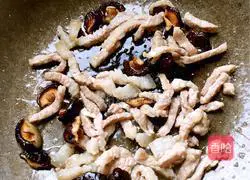 Illustration of how to make fried rice noodles with mushrooms and eggs 5