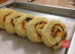 Illustration of how to make seaweed and meat floss cake rolls 12