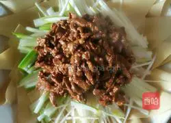 Big Mac version of Beijing sauce shredded pork recipe illustration 3