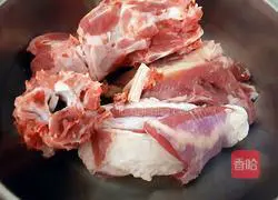 Illustration of how to make pork belly lettuce buns 1