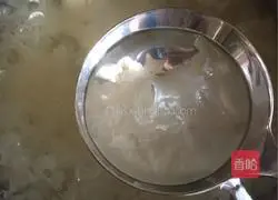 Rock Sugar Illustration of how to make Sydney wolfberry and white fungus soup 5