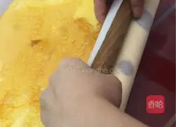 Illustration of how to make orange spotted cake roll 19
