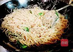 Illustration of how to make fried rice noodles with lettuce 8