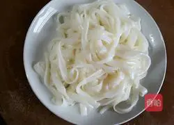 Illustration of how to make shredded pork fried rice noodles 3