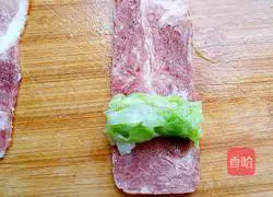 Illustration of how to make pan-fried bacon-wrapped cabbage 3