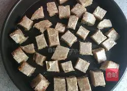 Illustration of how to make lettuce bread salad 3