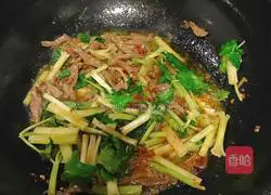 Illustration of how to make fried shredded beef with celery 7