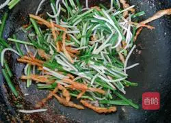 Illustration of how to make fried dumplings with silver sprouts 8