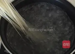 Illustration of how to make chicken rice noodles 2