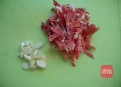 Illustration of how to make fried shredded pork with dried fungus and tofu 3