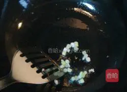 Illustration of how to make fried rice noodles with bacon and miscellaneous seeds 4