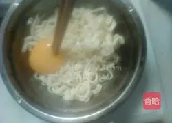 Illustration of how to make instant noodle pizza 1
