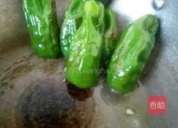 Illustration of frying and stuffing green peppers 11