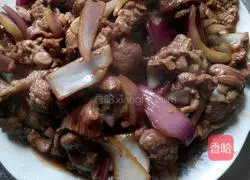 Illustration of how to stir-fry mutton with onions 7