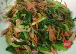 Illustration of how to make fried rice noodles with three shredded eggs 5