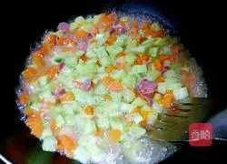 Illustration of how to make sesame sauce, scallion oil, sausage and steamed noodles 5