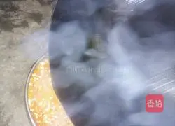 Illustration of how to make spicy red oil 2