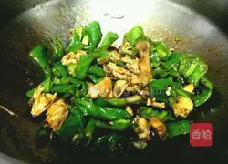 Illustration of how to make green pepper chicken 9