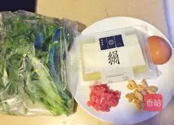 Spinach, tofu, lean meat, sea rice and egg drop soup Illustration of how to do it 1