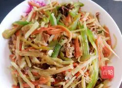 Illustration of how to stir-fry shredded pork with potatoes and green pepper 5