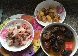 Illustration of how to make chestnut braised chicken 1