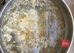 Illustration of how to make Gorgon, Wolfberry and Tremella Soup 2