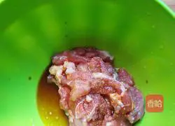 Illustration of how to stir-fry shredded pork with dried and green peppers 2