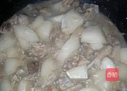Illustration of how to make braised chicken with radish 4
