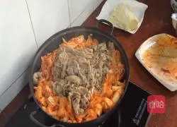 Illustration of how to make golden needle fat beef kimchi pot 5