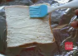 Illustration of how to make banana toast pizza 2