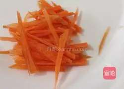 Illustration of how to make mung bean sprouts mixed with shredded chicken 3