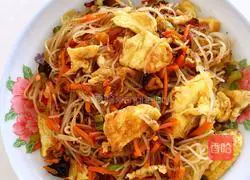 Illustration of how to make fried rice noodles with carrots and eggs 8