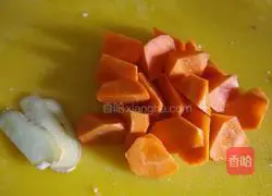 Illustration of how to make homemade wine-braised chicken with lychee, carrot and wine 3