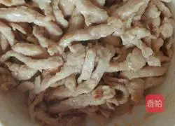 Illustration of how to make shredded pork with Beijing sauce 6