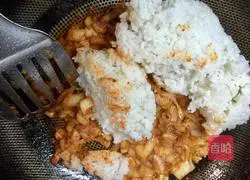 Illustration of how to make pork belly and kimchi fried rice 4