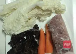 Illustration of how to make braised noodles (braised with cabbage, fungus, carrot and meat) 4