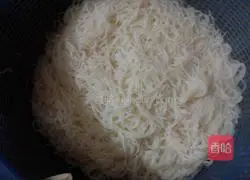 Illustration of how to make three-thread fried rice noodles 4