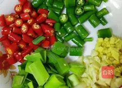 Illustration of home-style spicy chicken diced 2