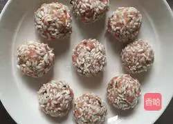 Illustration of how to make pearl meatballs 2