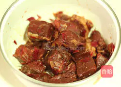 Illustration of how to stir-fry beef cubes with colored peppers 2