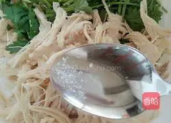 Illustration of how to mix shredded chicken 13