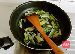 Illustration of how to cook crucian carp with green onions 8