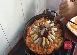 Illustration of how to make golden needle beef kimchi pot 7