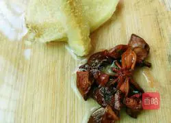 Illustration of how to make braised chicken with tea tree mushrooms 3