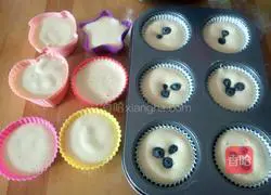 Illustration of how to make blueberry burst coconut sponge cake 9