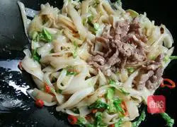 How to stir-fry shredded pork with rice noodles Illustration 12