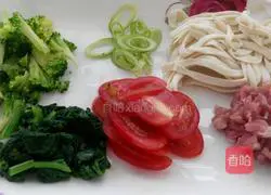  Illustration of how to make vegetable shredded pork noodles 1
